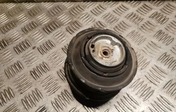 Engine mount bracket