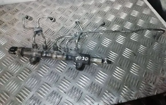 Toyota Corolla Verso AR10 Fuel distributor 6121