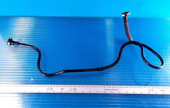 Ford Focus Fuel line pipe AV61AL272AC AV61AL272