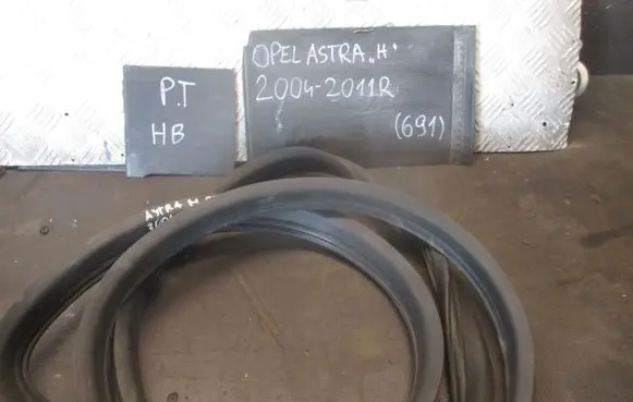 Opel Astra H Front door rubber seal 
