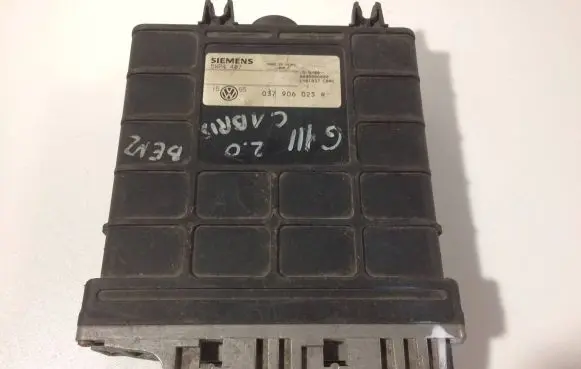 Volkswagen Golf III Engine control unit/module 037906025R