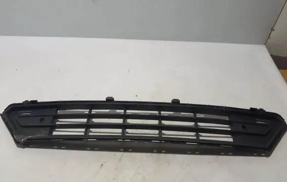 Volvo C40 Front bumper lower grill 32136098