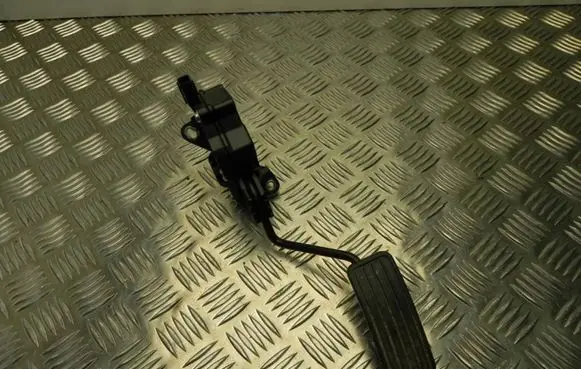 Subaru Forester SJ Accelerator throttle pedal 36010FJ000 I8925