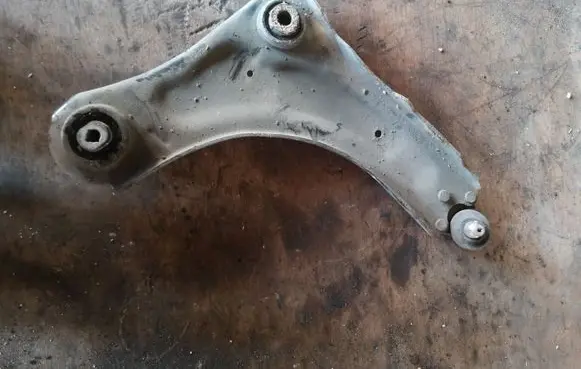 Renault Megane III Front lower control arm/wishbone