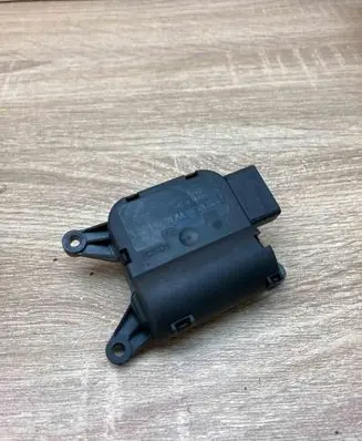 Volkswagen Tiguan Air flap motor/actuator 1K0907511 0132801345