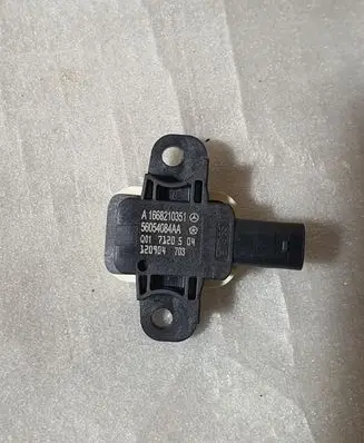 Mercedes-Benz GL X166 Airbag deployment crash/impact sensor A1668210351 56054084AA