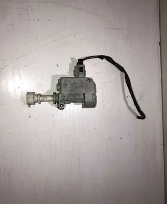 Volkswagen PASSAT B6 Central locking motor 3C0810773