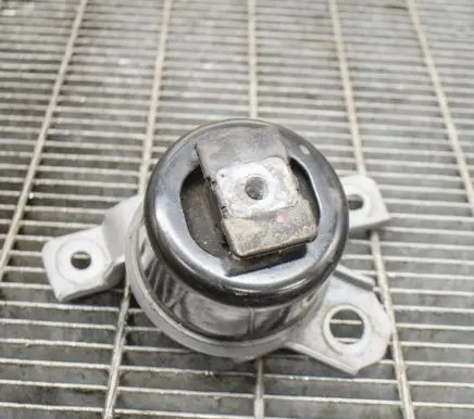 Volvo XC60 Engine mount bracket 31330135 F7008000