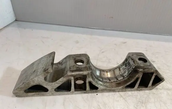 Audi Q7 4L Sway bar bush bracket, front 7L0411063B