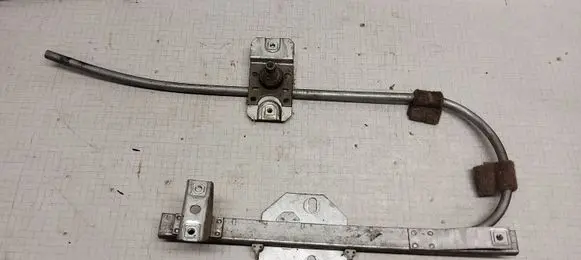 Rear door manual window regulator