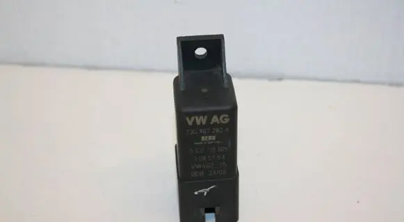 Volkswagen Golf V Glow plug pre-heat relay 03G907282A 0522120505 3085753
