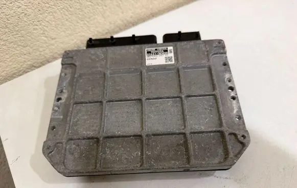 Toyota Auris 150 Engine control unit/module 8966102W60