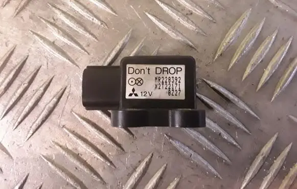Mitsubishi Pajero Airbag deployment crash/impact sensor MR228392 X2T22171
