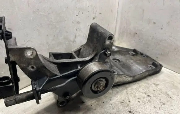 Nissan Pathfinder R51 Engine mounting bracket RE225902