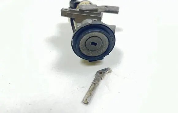 Mitsubishi Carisma Ignition lock 27890