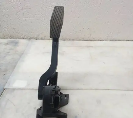 Opel Corsa C Accelerator throttle pedal 9129424 6PV00811001