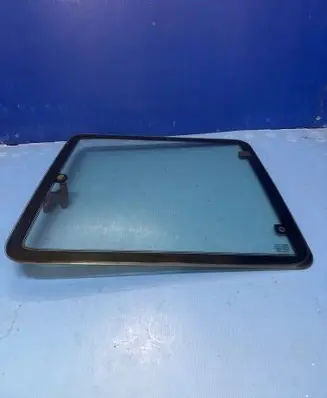 Land Rover Discovery Rear side window 43R00003 DOT17M24AS2