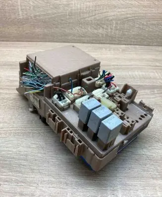 Toyota Corolla E120 E130 Fuse module 8264102040 MB2323008520