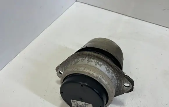 Audi Q7 4L Engine mount bracket 7L8199131A