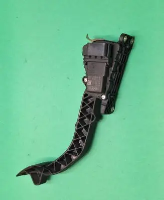 Accelerator throttle pedal