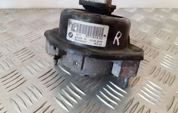 BMW 7 E65 E66 Engine mount bracket 6771918