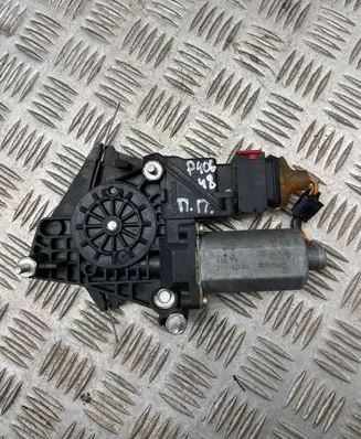 Peugeot 406 Front door window regulator motor 0130821675