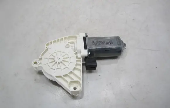Volkswagen PASSAT B8 Front door window regulator motor 5Q4959802B 1036C22941100 160430241927