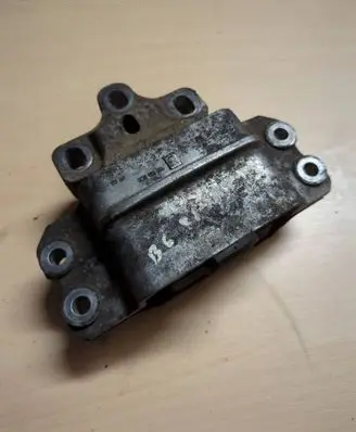 Volkswagen PASSAT B6 Engine mount bracket 3C0199555