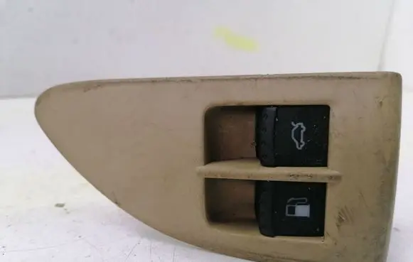 Volkswagen PASSAT B5.5 Fuel tank opening switch 1J0959833A 1J0959831A