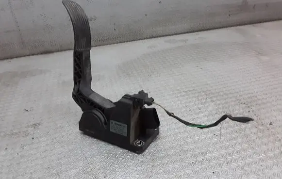 Mercedes-Benz Vito Viano W638 Accelerator throttle pedal A9013000504 0281002337