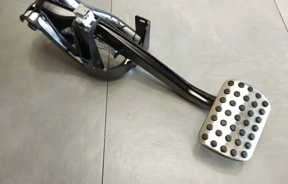 Mercedes-Benz CLS C218 X218 Brake pedal 204292024