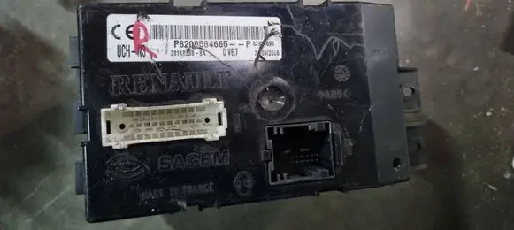 Renault Master II Comfort/convenience module P8200584665P 281185588A