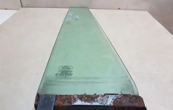 Land Rover Discovery Rear vent window glass 43R007024