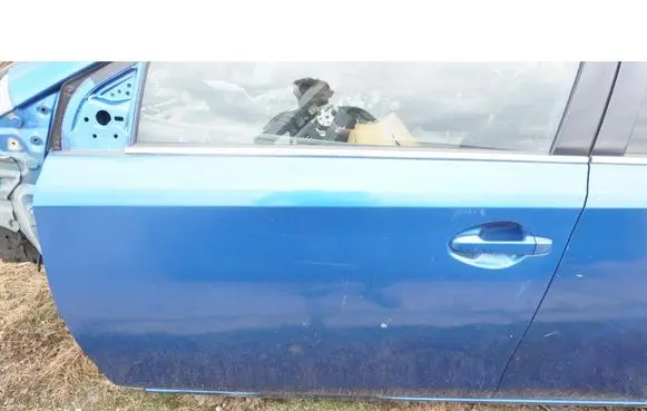 Toyota Auris E180 Front door