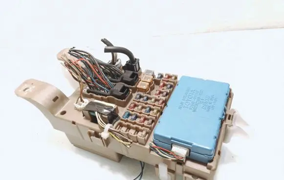 Toyota Corolla E120 E130 Fuse module 8264102040