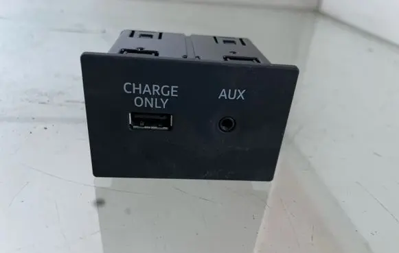 Audi Q2 - AUX in-socket connector 4G0035726 00726002518 4C0035726