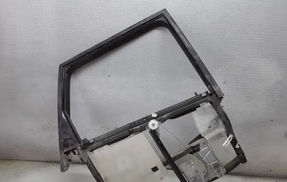Rear door manual window regulator