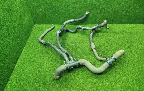 Engine coolant pipe/hose