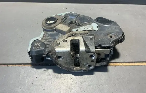 Lexus IS 220D-250-350 Front door lock 
