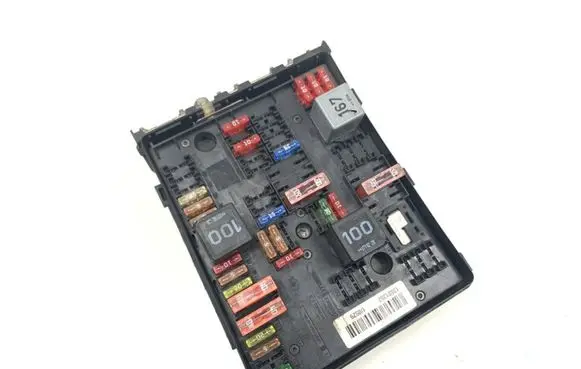 Volkswagen Golf V Fuse module 1K0937124P
