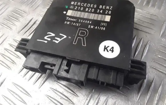 Mercedes-Benz E W210 Door control unit/module 2108203426