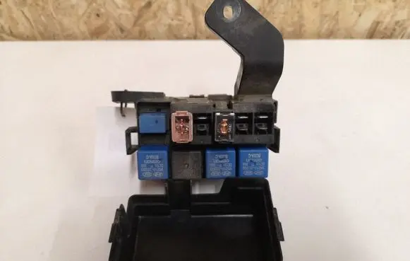 Hyundai Santa Fe Relay mounting block 911162B010 N914212B93202 M662008