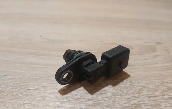 Volkswagen Golf V Camshaft position sensor 030907601E