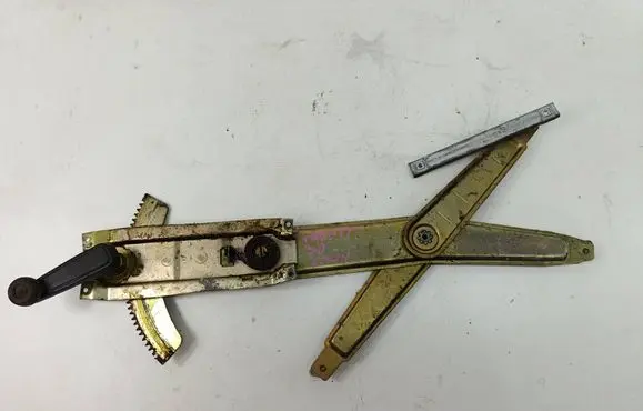 Opel Kadett E Front door manual window regulator 