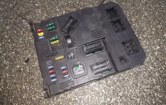 Peugeot 407 Fuse module 9655708380