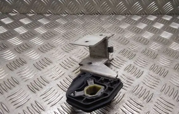 Radiator mount bracket