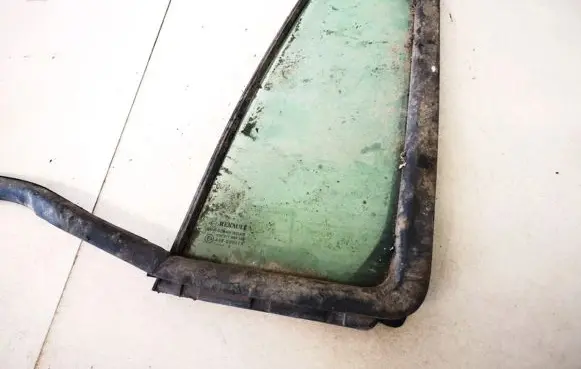 Renault Modus Rear vent window glass 8200670104