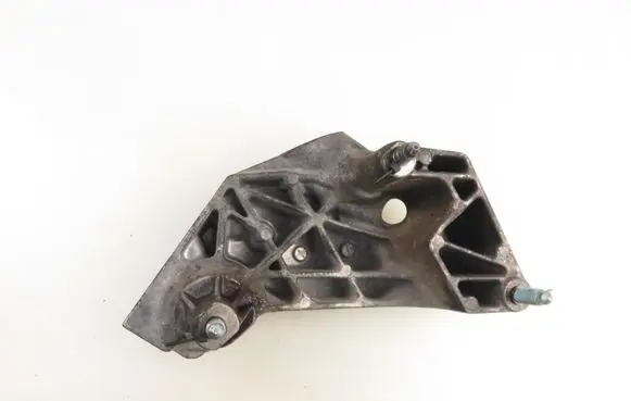 Engine mounting bracket