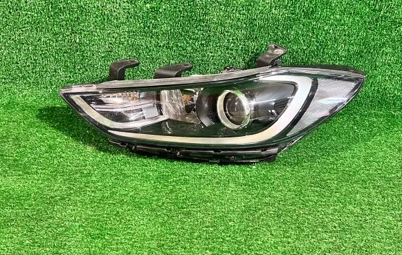 Hyundai Elantra VI Headlight/headlamp