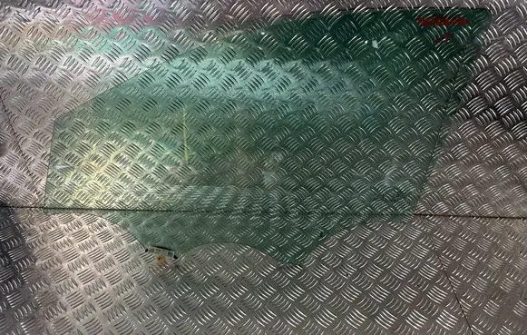 KIA Sorento Front door window glass four-door
